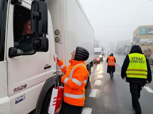 „Bezpieczny przejazd. Szlaban na ryzyko” akcja w Mikołajki 2022 pracowniczka kolei przy ciężarówce_crop_crop