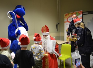 Mikolaj wręcza prezenty dzieciom na oddziale szpitalnym, obok policjanci i Inspektor Wawelek