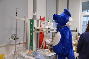 Inspektor Wawelek i Święty Mikołaj przy szpitalnym łóżeczku niemowlaka