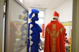 Mikołaj i Inspektor Wawelek wchodzą do sali chorych dzieci na oddziale dziecięcym