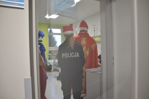 policjantka, Święty Mikołaj i Inspektor Wawelek w jednej z sal szpitalnych oddziału dziecięcego