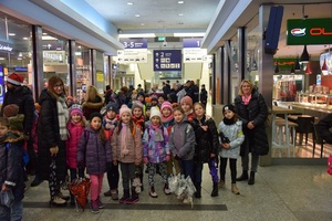 dzieci biorące udział w mikołajkowej przejażdżce pociągiem na Dworcu Głównym w Krakowie