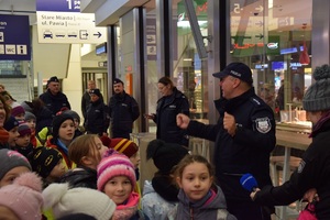 grupa dzieci oraz policjanci na terenie Dworca głównego