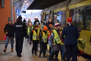 dzieci w towarzystwie policjantów i pracowników Polregio wsiadają do pociągu