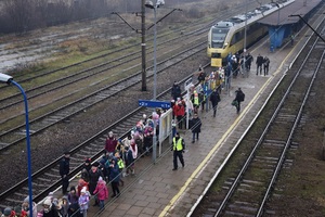 dzieci idą peronem w Olkuszu w towarzystwie policjantów i opiekunów
