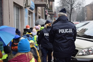 policjanci asystują przejście dzieci ulicami Olkusza