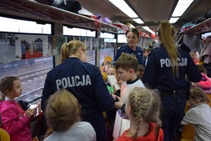 trzy policjantki rozmawiają z dziećmi w wagonie