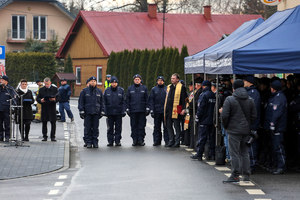 policjanci i zaproszeni goście na otwarcie posterunku stojący przed budynkiem