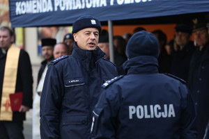 Komendant Komendy powiatowej Policji w Gorlicach składa meldunek insp. Rafałowi Leśniakowi zastępcy Komendanta Wojewódzkiego Policji w Krakowie