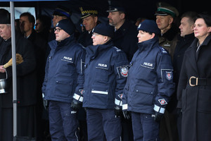 Policjanci i zaproszeni goście na otwarcie posterunku