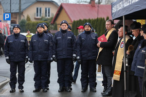 policjanci i zaproszeni na uroczystość otwarcia posterunku goście