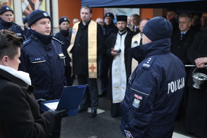 Policjanci i zaproszeni goście  na uroczystość otwarcia posterunku stojący na zewnątrz przed budynkiem