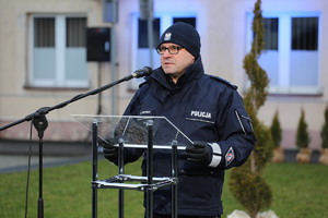 przemawiający policjant