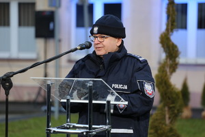 przemawiający przy mównicy policjant