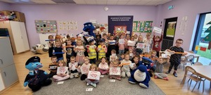 grtupa przedszkolaków na pamiątkowej fotografii ze smokami policyjnymi