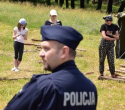 Komendant KP Niepołomice w tle harcerki