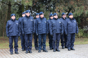 Dziewięciu policjantów z komendy powiatowej w dwuszeregu