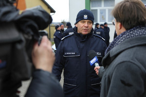 Komendant Augutyniak udziela wywiadu do telewizji