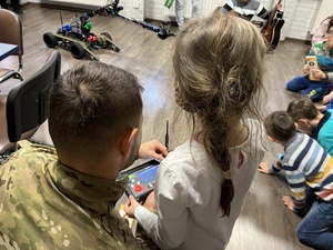 policjant steruje z dziewczynką robotem