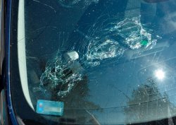 Uszkodzona przednia szyba w jednym z pojazdów osobowych w rejonie Ludwinowa