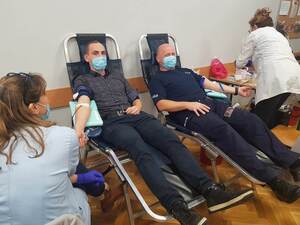 komendant wraz z policjantem oddają krew