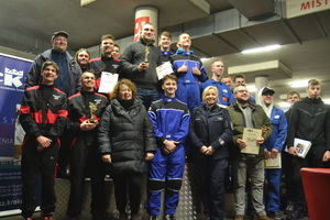 Zawodnicy, zwycięzcy z nagrodami i pucharami oraz osoby wręczające