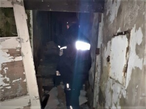 Policjant sprawdza pustostan w ramach akcji Zima