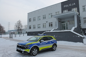 nowy radiowóz w nowych barwach przed budynkiem brzeskiej jednostki policji