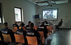 policjanci oglądają film instruktażowy