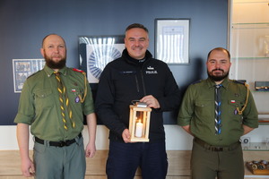 Policjant a obok niego harcerze