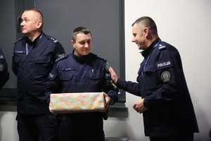 dowódca opp przekazuje prezent policjantowi