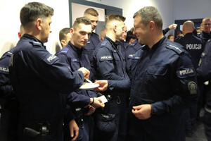 policjant rozdaje opłatki policjantom. Drugie zdjęcie