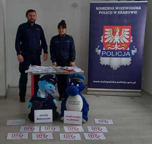 policjanci wraz z maskotkami policyjnymi podczas zajęć profilaktycznych w Przedszkolu