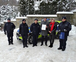 wspólne zdjęcie uczestników spotkania przy nowym radiowozie