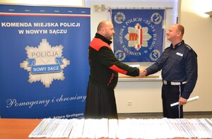 nadkom. Łęczycki i ks. Migacz ściskają sobie dłonie