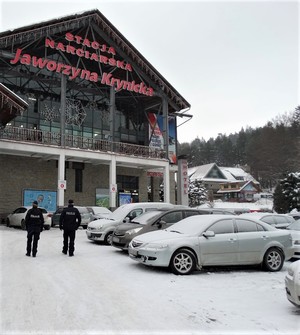 policjanci prewencji patrolują parking przy stacji narciarskiej