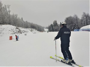 policjant na nartach patroluje stok