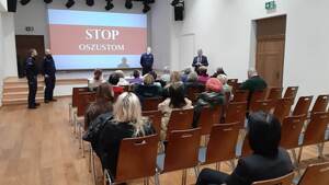 policjanci rozmawiają z seniorami