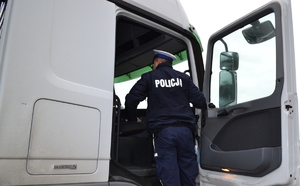 kontrola w ruchu drogowym  policjant przy kabinie ciężarówka