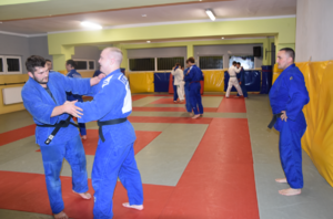 .Trening judo. Po prawej stronie trener Grzegorz Maj