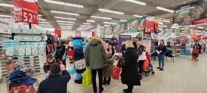klienci Auchan Kraków na akcji Bezpieczne zakupy z Wydziałem Prewencji przy stanowisku profilaktycznym