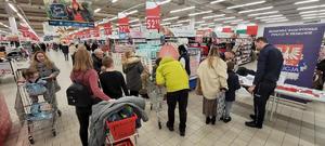 kliencji Auchan Kraków podczas akcji Bezpieczne Zakupy przy stanowiskach profilaktycznych