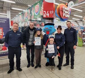 policjanci wraz z klientami, Polisią na pamiątkowym zdjęciu podczas akcji Bezpieczne zakup[y w Auchan