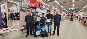 policjancji wraz z klientami Auchan podczas akcji Bezpieczne zakupy na pamiątkowym zdjęciu