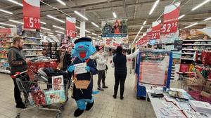 Polisia, klienci podczas akcji Bezpieczne zakupy w Auchan Kraków