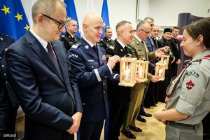 generał Szymczyk odbiera betlejemskie światełko pokoju