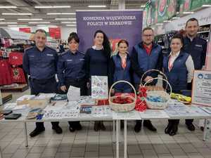 policjanci wraz z pracownikami Auchan Kraków na pamiątkowej fotografii z okazji akcji Bezpieczne zakupy