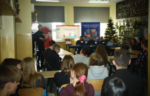 Debata społeczna. Na zdjęciu biorący w niej udział policjanci, strażnik miejski oraz uczniowie i dyrekcja II Liceum Ogólnokształącego w Bochni