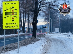 przejazd kolejowy w Suchej Beskidzkiej na ulicy zamkowej przed którym znajduję sie tablica z informacją dla kierowców by zachowlai ostrozność