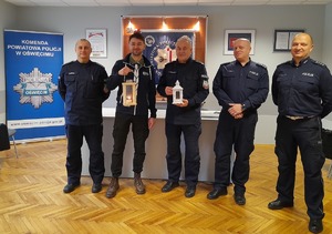 Policjanci i harcerz z lampionami w rękach Betlejemskie Światełko 2022